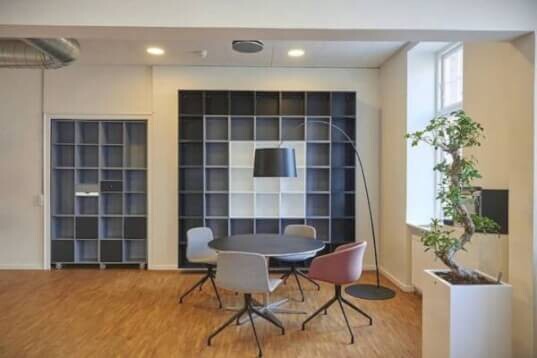 libreria blanca azul claro oscuro con puertas y cajones mesa redonda sillas lampara_resultado